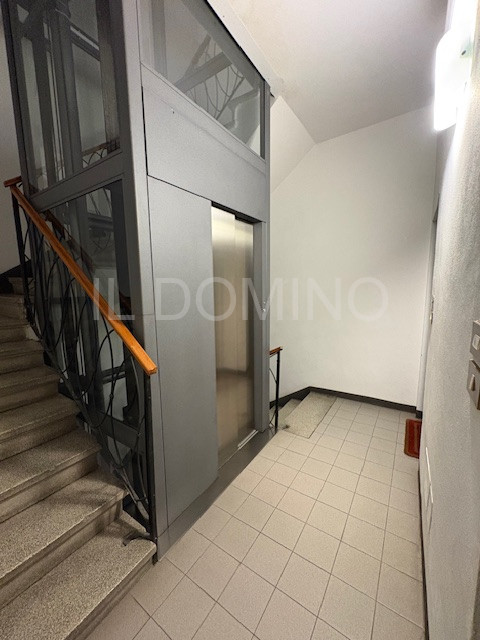 In palazzina signorile servita da ascensore, libero e disponibile da subito ampio appartamento tr...