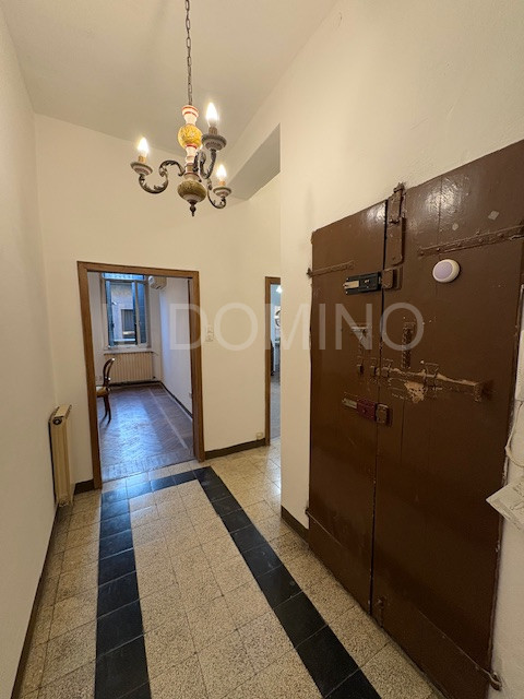 In palazzina signorile servita da ascensore, libero e disponibile da subito ampio appartamento tr...