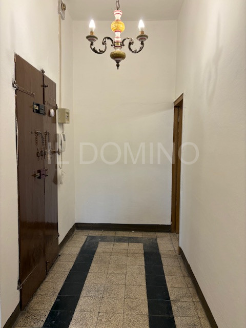 In palazzina signorile servita da ascensore, libero e disponibile da subito ampio appartamento tr...