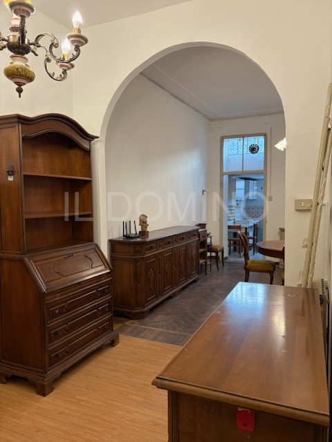 In palazzina signorile servita da ascensore, libero e disponibile da subito ampio appartamento tr...