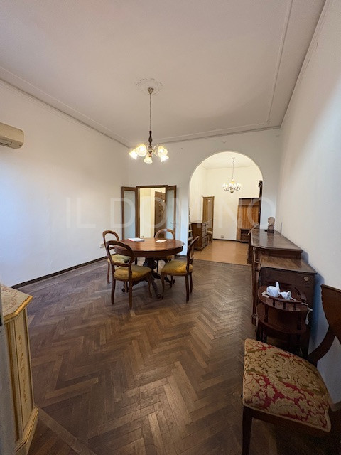 In palazzina signorile servita da ascensore, libero e disponibile da subito ampio appartamento tr...