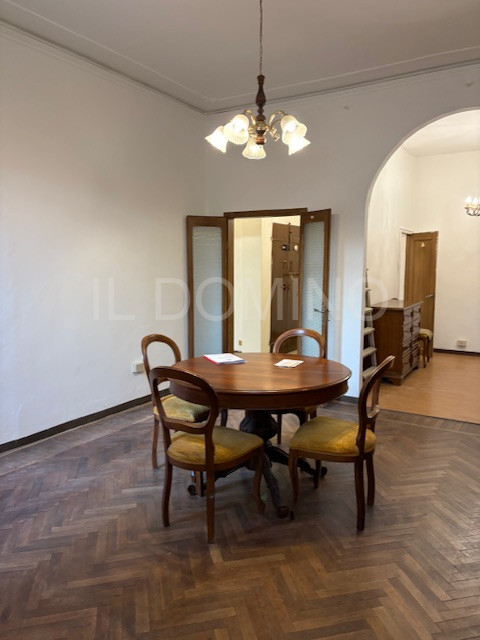 In palazzina signorile servita da ascensore, libero e disponibile da subito ampio appartamento tr...