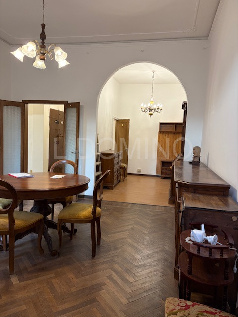 In palazzina signorile servita da ascensore, libero e disponibile da subito ampio appartamento tr...