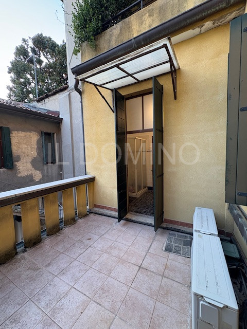 In palazzina signorile servita da ascensore, libero e disponibile da subito ampio appartamento tr...