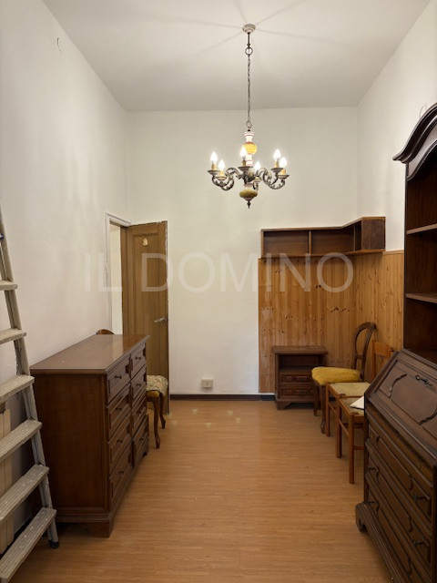 In palazzina signorile servita da ascensore, libero e disponibile da subito ampio appartamento tr...