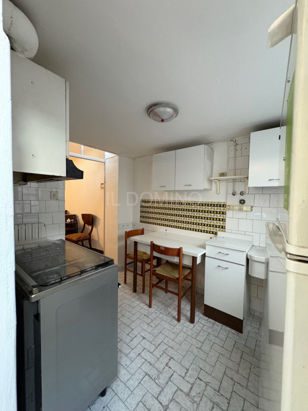 In palazzina signorile servita da ascensore, libero e disponibile da subito ampio appartamento tr...