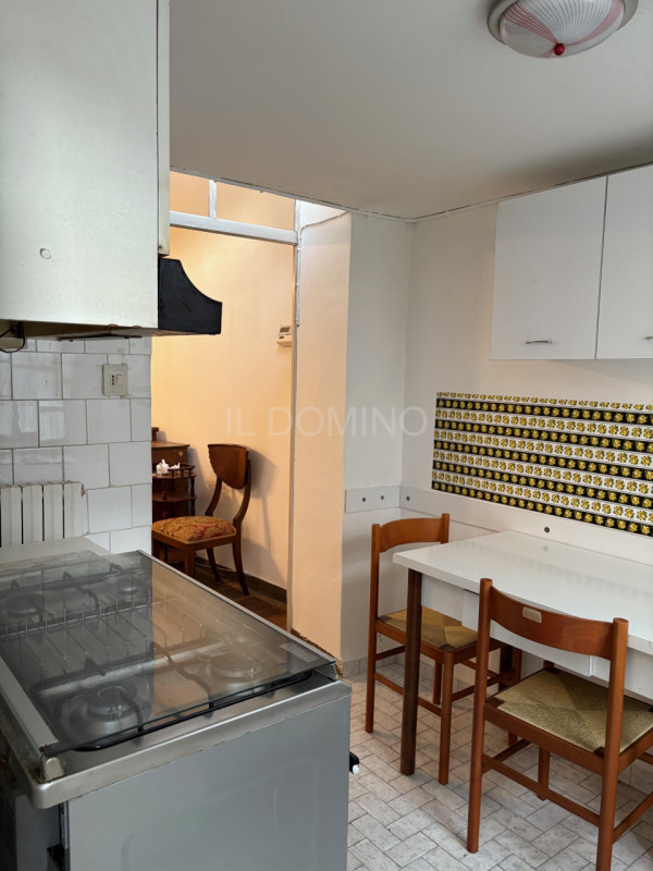 In palazzina signorile servita da ascensore, libero e disponibile da subito ampio appartamento tr...