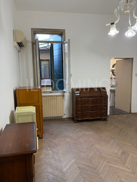 In palazzina signorile servita da ascensore, libero e disponibile da subito ampio appartamento tr...