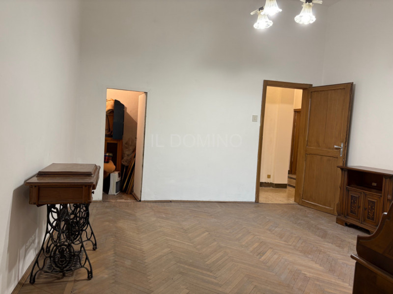 In palazzina signorile servita da ascensore, libero e disponibile da subito ampio appartamento tr...