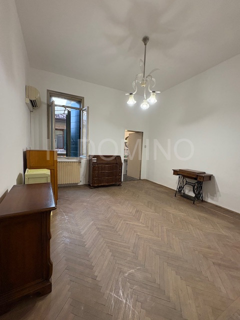 In palazzina signorile servita da ascensore, libero e disponibile da subito ampio appartamento tr...