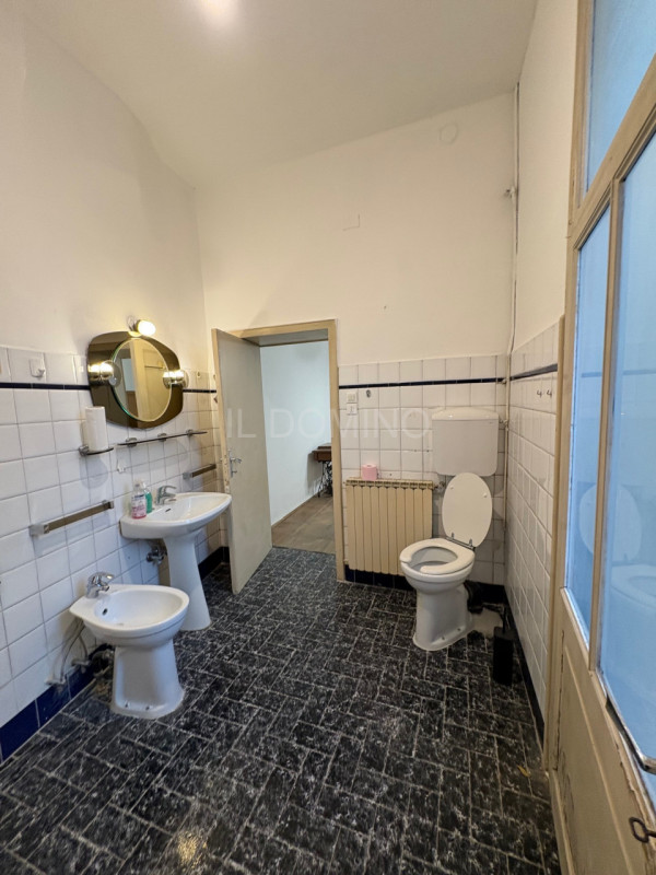 In palazzina signorile servita da ascensore, libero e disponibile da subito ampio appartamento tr...