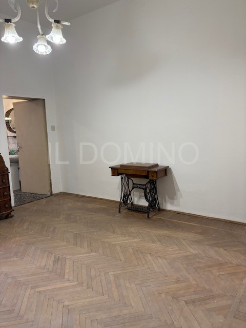 In palazzina signorile servita da ascensore, libero e disponibile da subito ampio appartamento tr...