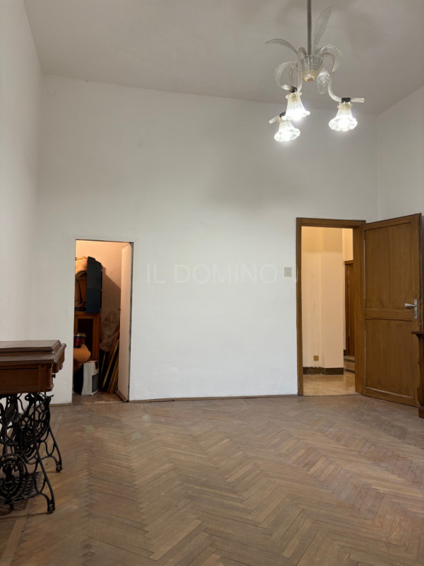 In palazzina signorile servita da ascensore, libero e disponibile da subito ampio appartamento tr...