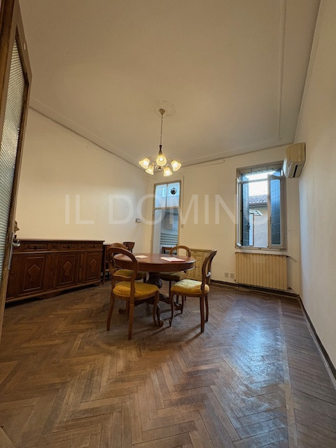 In palazzina signorile servita da ascensore, libero e disponibile da subito ampio appartamento tr...