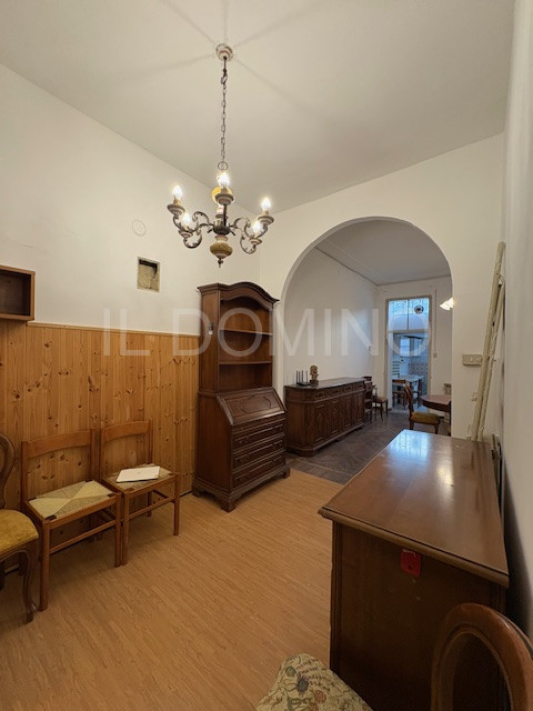 In palazzina signorile servita da ascensore, libero e disponibile da subito ampio appartamento tr...