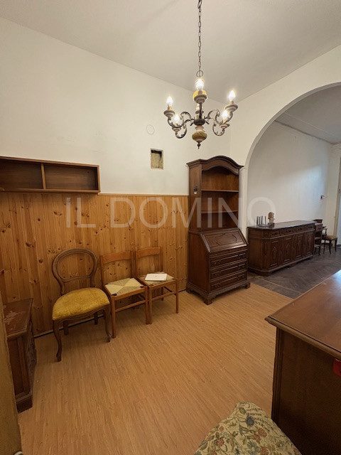 In palazzina signorile servita da ascensore, libero e disponibile da subito ampio appartamento tr...