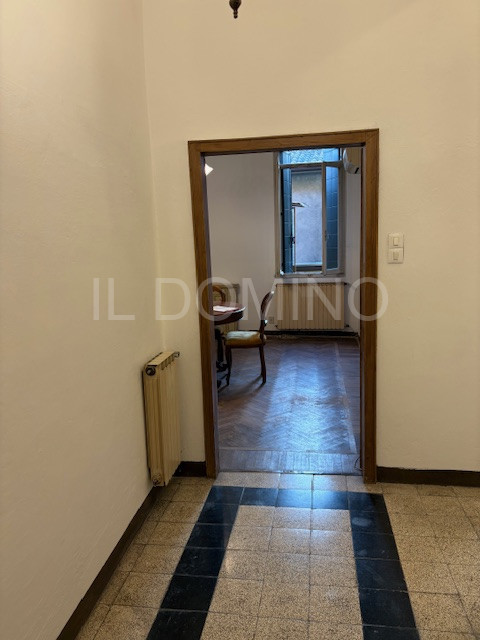 In palazzina signorile servita da ascensore, libero e disponibile da subito ampio appartamento tr...
