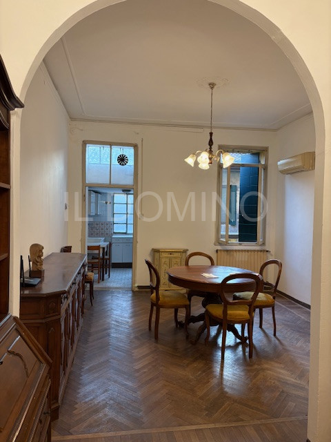 In palazzina signorile servita da ascensore, libero e disponibile da subito ampio appartamento tr...