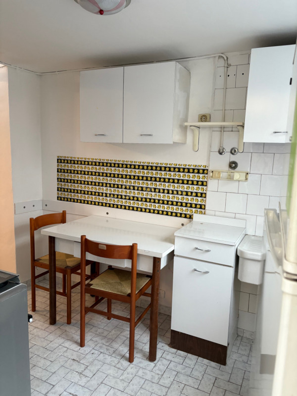 In palazzina signorile servita da ascensore, libero e disponibile da subito ampio appartamento tr...