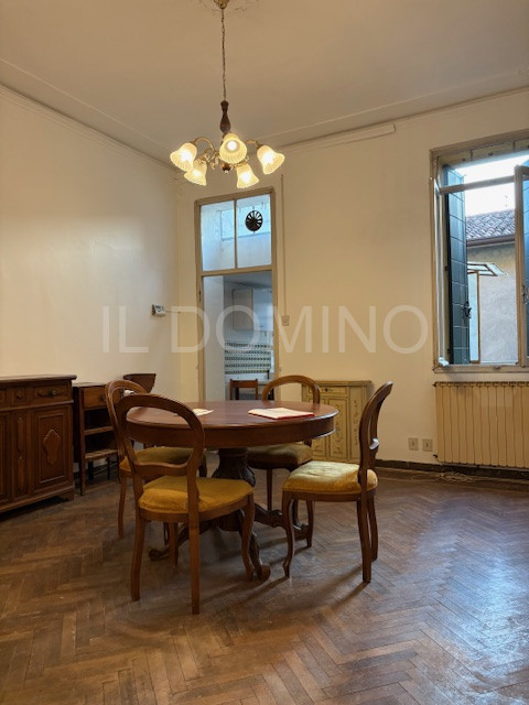 In palazzina signorile servita da ascensore, libero e disponibile da subito ampio appartamento tr...