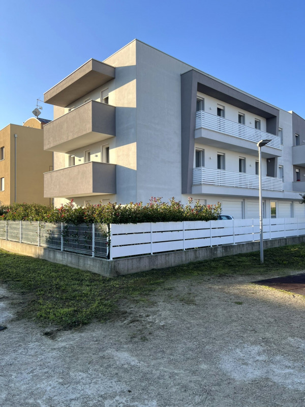 TAGGì DI LIMENA: Proponiamo in vendita un esclusivo attico situato nel moderno quartiere residenz...