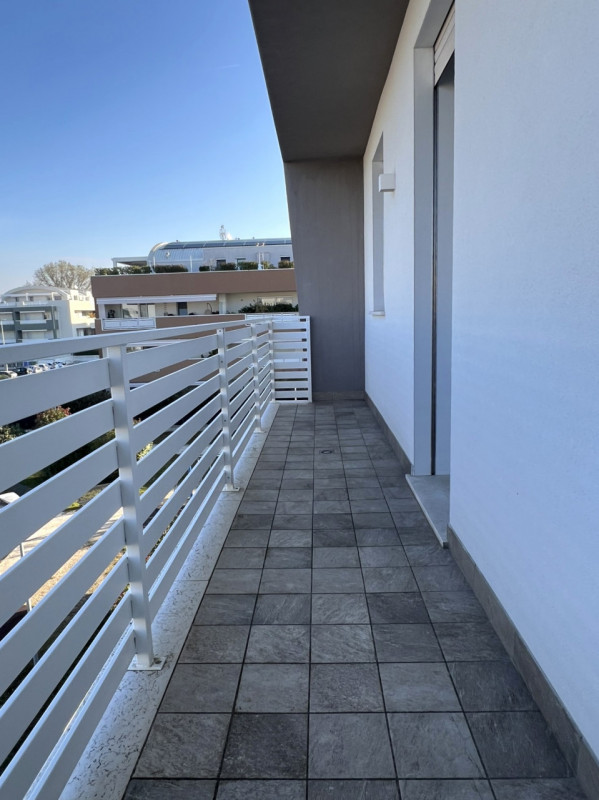 TAGGì DI LIMENA: Proponiamo in vendita un esclusivo attico situato nel moderno quartiere residenz...