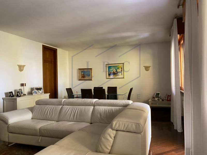 ODERZO - (TV)
Situato al 2° e 3° piano di una palazzina signorile servita da ascensore, questo es...