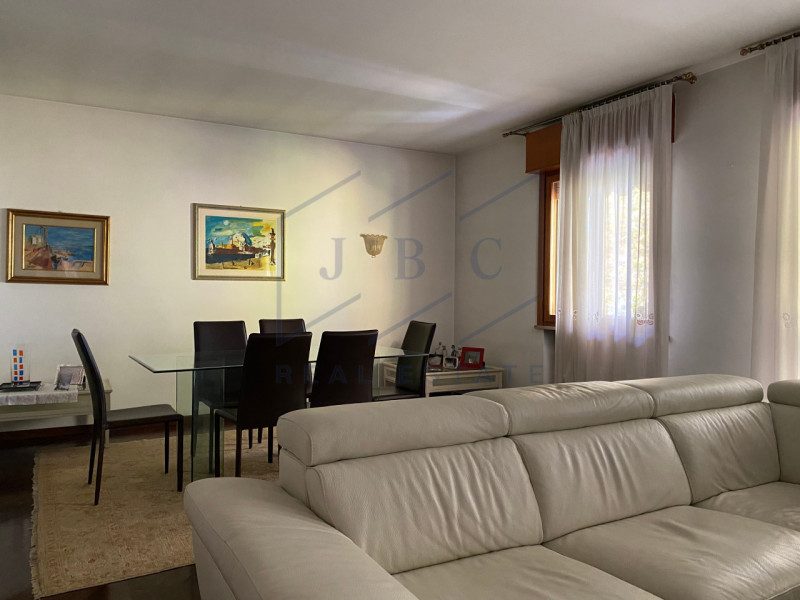 ODERZO - (TV)
Situato al 2° e 3° piano di una palazzina signorile servita da ascensore, questo es...