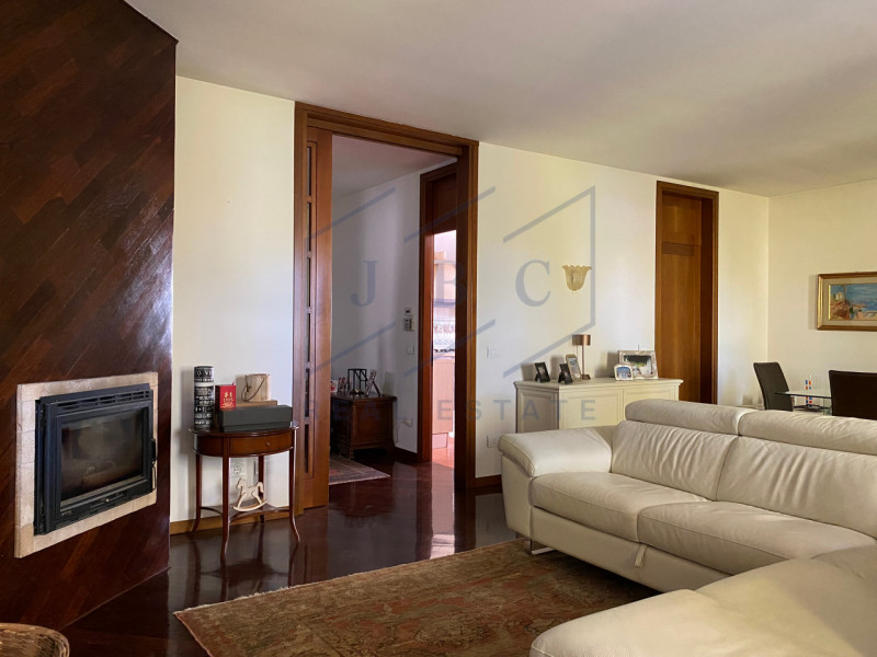 ODERZO - (TV)
Situato al 2° e 3° piano di una palazzina signorile servita da ascensore, questo es...