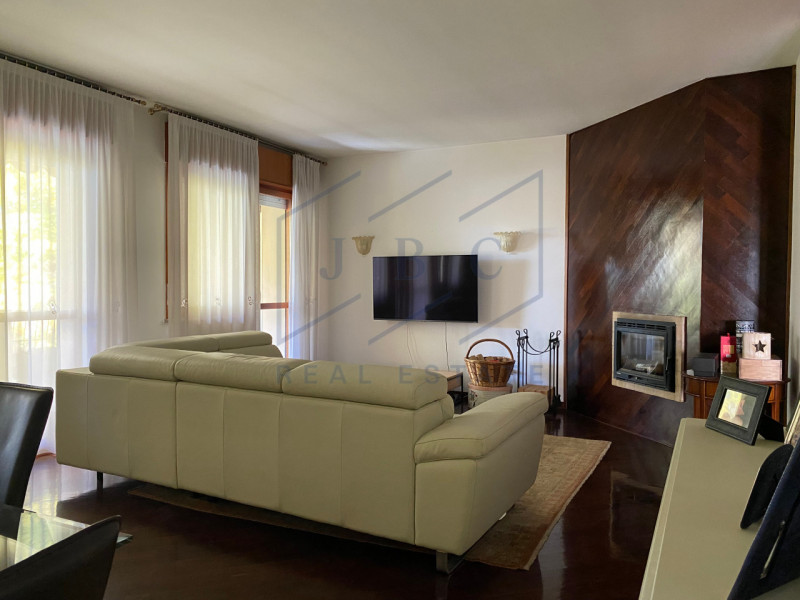 ODERZO - (TV)
Situato al 2° e 3° piano di una palazzina signorile servita da ascensore, questo es...