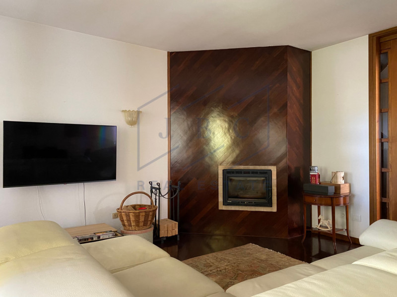 ODERZO - (TV)
Situato al 2° e 3° piano di una palazzina signorile servita da ascensore, questo es...