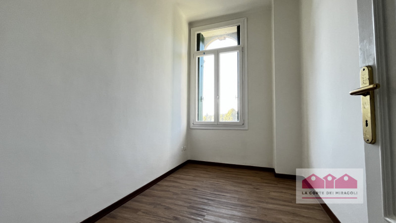 CONTRATTO CON OBBLIGO DI RESIDENZA - CENTRO STORICO: BICAMERE ARREDATO A NUOVO POSTO AL SECONDO P...