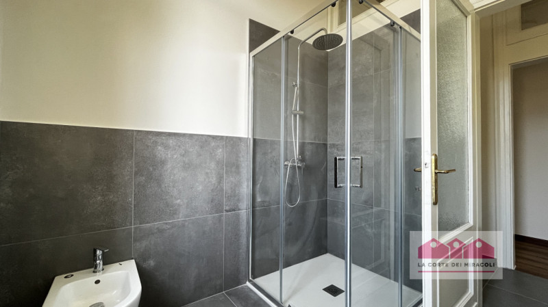 CONTRATTO CON OBBLIGO DI RESIDENZA - CENTRO STORICO: BICAMERE ARREDATO A NUOVO POSTO AL SECONDO P...