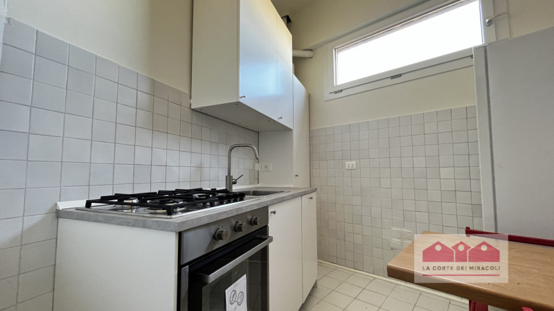 CONTRATTO CON OBBLIGO DI RESIDENZA - CENTRO STORICO: BICAMERE ARREDATO A NUOVO POSTO AL SECONDO P...