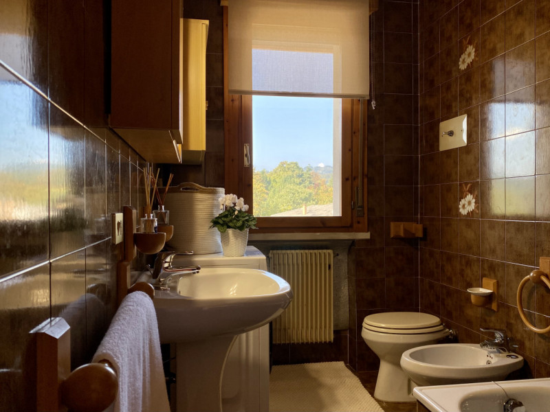 Nel centro di Costabissara, all’interno di un contesto curato e comodo a tutti i servizi, ti pres...