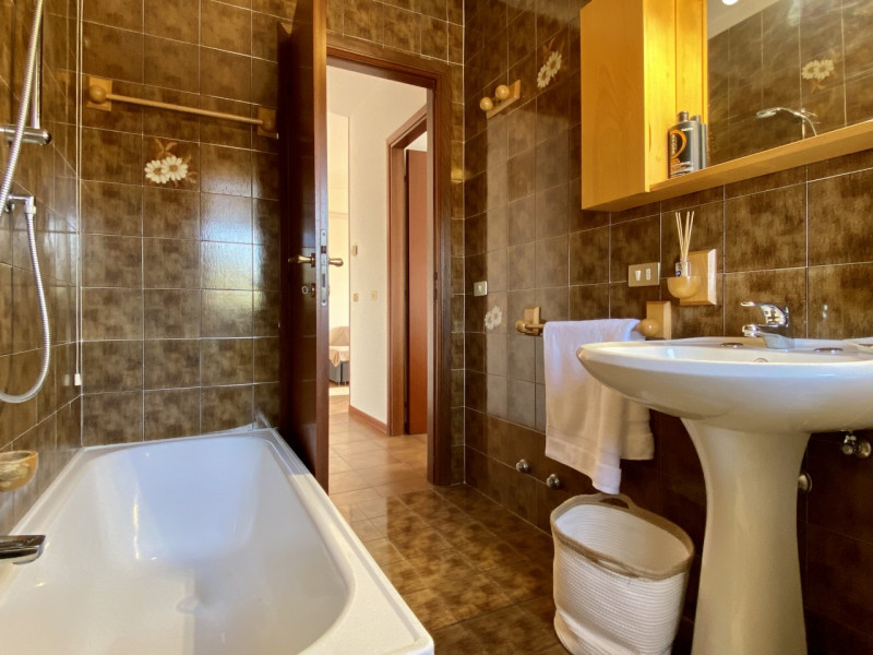 Nel centro di Costabissara, all’interno di un contesto curato e comodo a tutti i servizi, ti pres...