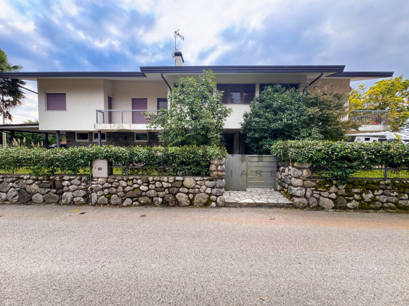 SCHIO: In pregiato contesto residenziale, proponiamo raffinata VILLA completamente ristrutturata ...