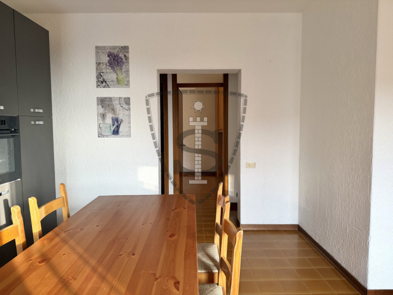 Proponiamo in locazione un accogliente appartamento situato nella località di Velo, nel comune di...