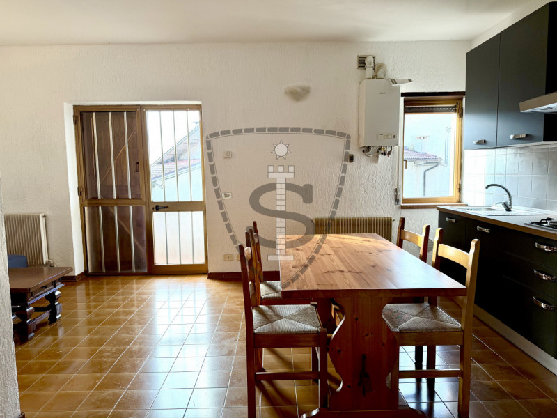 Proponiamo in locazione un accogliente appartamento situato nella località di Velo, nel comune di...