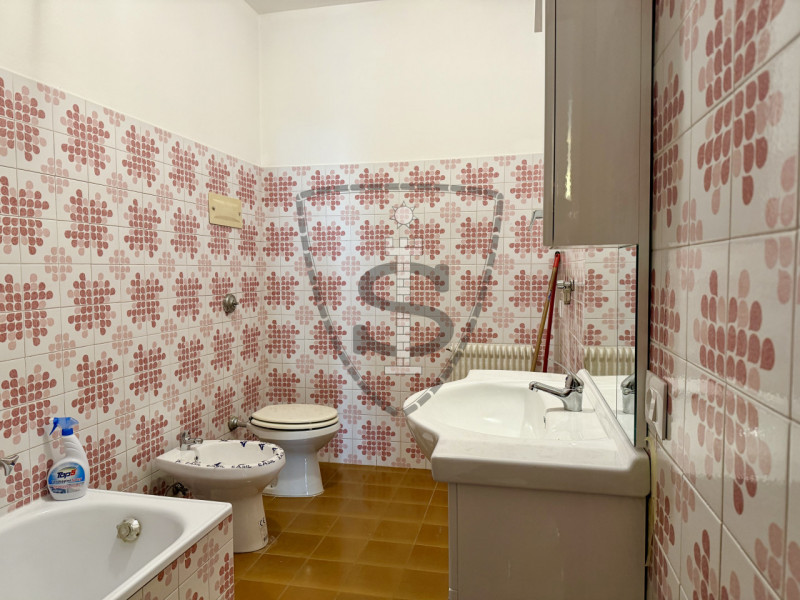 Proponiamo in locazione un accogliente appartamento situato nella località di Velo, nel comune di...