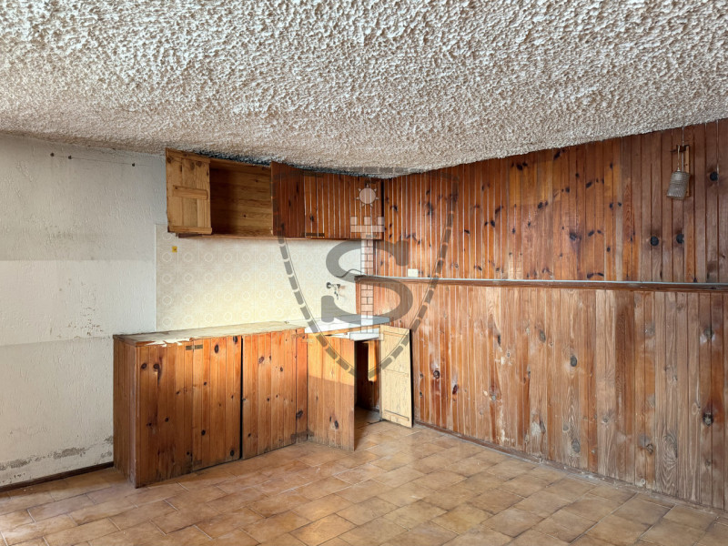 Proponiamo in locazione un accogliente appartamento situato nella località di Velo, nel comune di...