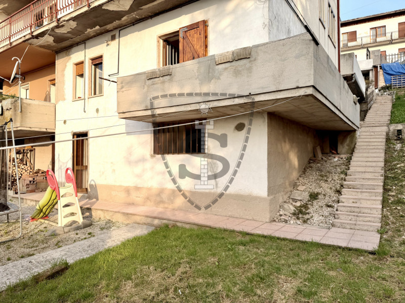 Proponiamo in locazione un accogliente appartamento situato nella località di Velo, nel comune di...