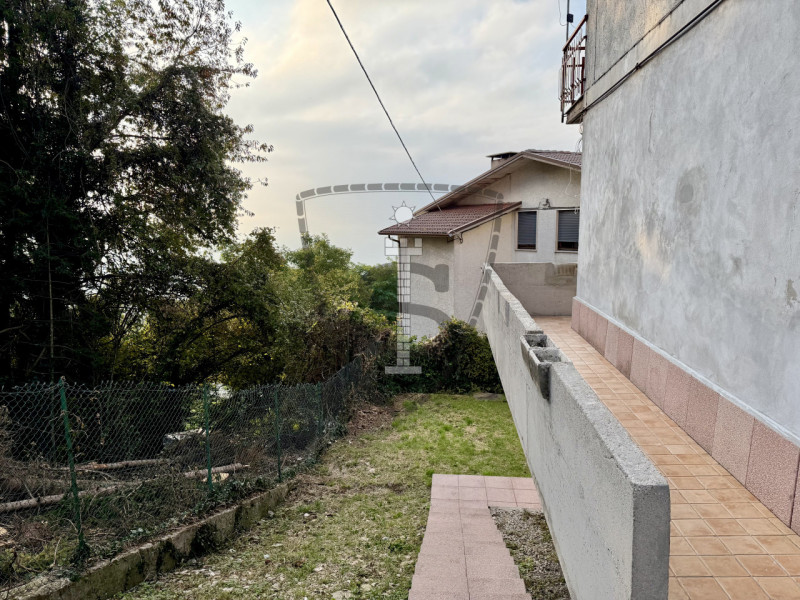 Proponiamo in locazione un accogliente appartamento situato nella località di Velo, nel comune di...