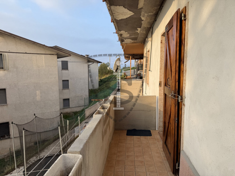 Proponiamo in locazione un accogliente appartamento situato nella località di Velo, nel comune di...