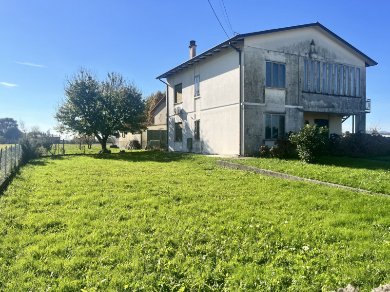 ALBIGNASEGO zona Carpanedo vendesi casa singola del 1968 su due livelli terra e primo di circa mq...