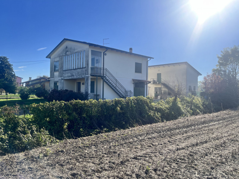 ALBIGNASEGO zona Carpanedo vendesi casa singola del 1968 su due livelli terra e primo di circa mq...