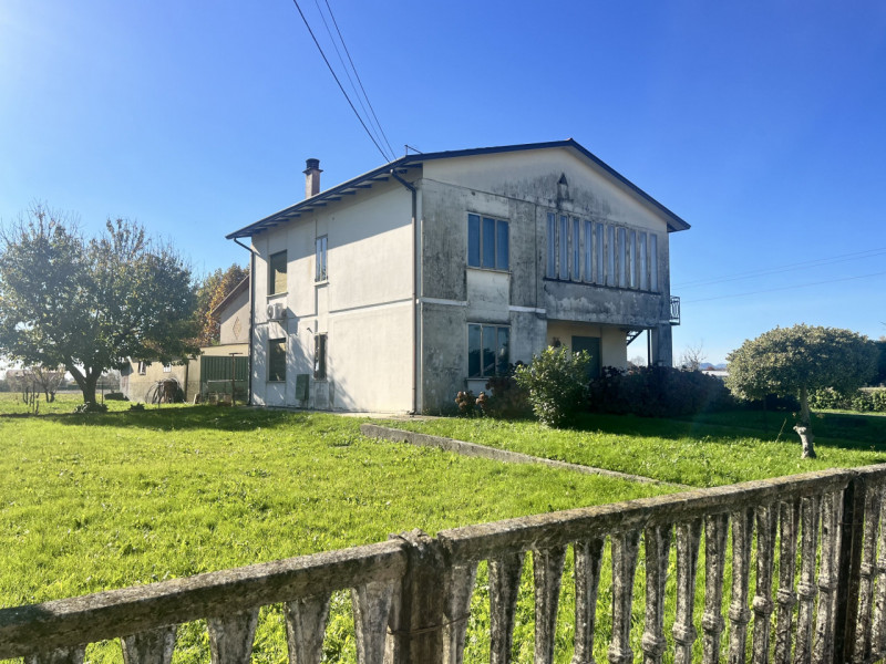 ALBIGNASEGO zona Carpanedo vendesi casa singola del 1968 su due livelli terra e primo di circa mq...