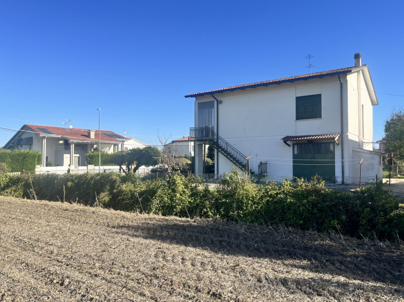 ALBIGNASEGO zona Carpanedo vendesi casa singola del 1968 su due livelli terra e primo di circa mq...