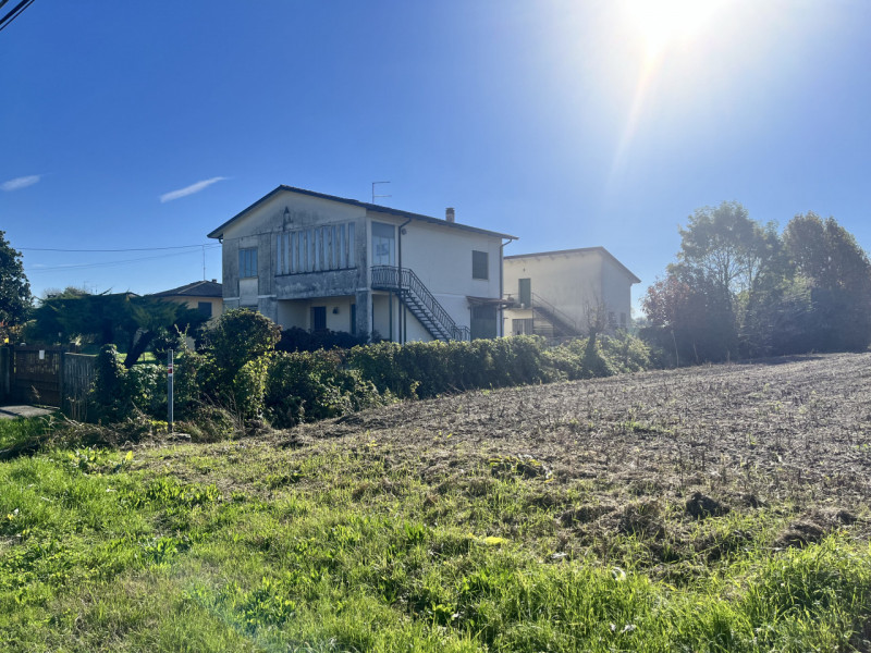 ALBIGNASEGO zona Carpanedo vendesi casa singola del 1968 su due livelli terra e primo di circa mq...