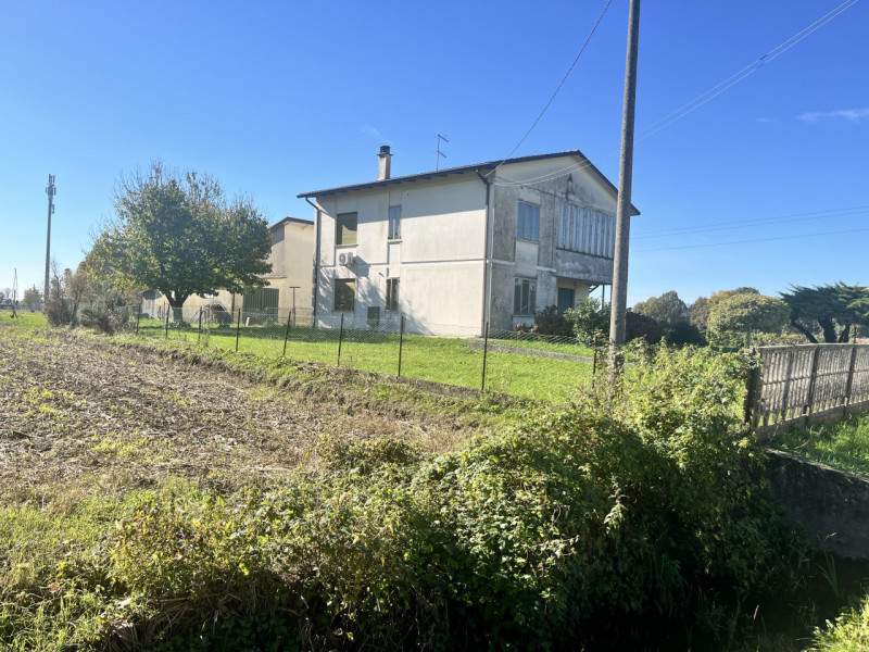 ALBIGNASEGO zona Carpanedo vendesi casa singola del 1968 su due livelli terra e primo di circa mq...